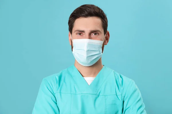 Enfermera Con Máscara Médica Sobre Fondo Azul Claro — Foto de Stock