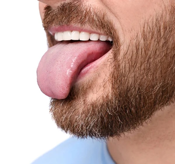 男は白い背景に彼の舌を示す クローズアップ — ストック写真