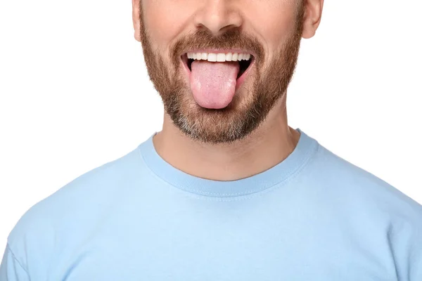 Dilini Beyaz Arka Planda Gösteren Adam Yakın Plan — Stok fotoğraf