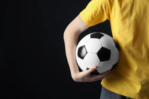 Nastolatek Piłką Nożną Czarnym Tle Zbliżenie Miejsce Tekst — Zdjęcie stockowe