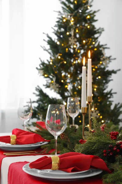 Schöne Tischdekoration Mit Weihnachtsdekor Zimmer — Stockfoto