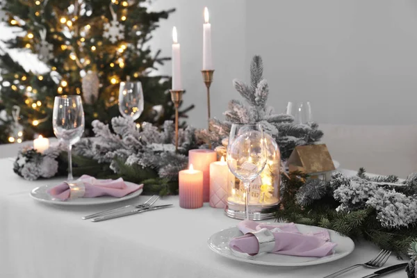部屋にクリスマスの装飾が施された美しいお祝いテーブルの設定 — ストック写真