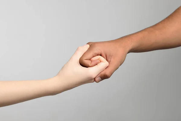 Διεθνείς Σχέσεις Άνθρωποι Ένωσαν Χέρια Τους Ανοιχτό Γκρι Φόντο Κοντινό — Φωτογραφία Αρχείου