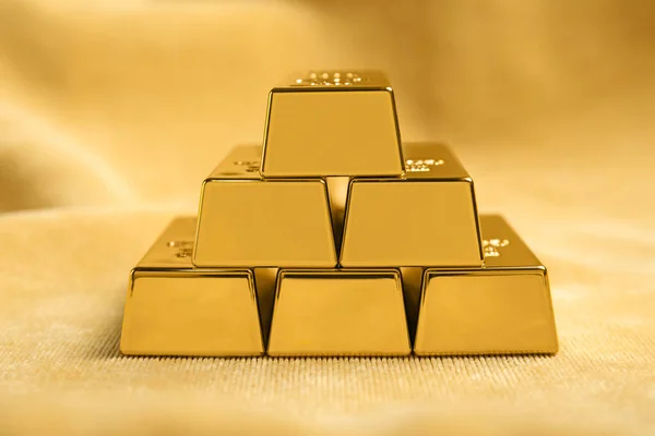 Stapel Goldglänzender Barren Auf Gelbem Stoff Nahaufnahme — Stockfoto
