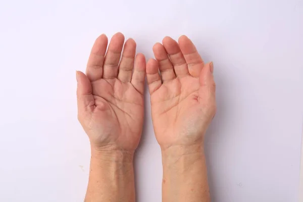 Yaşlanan Tenli Üst Görüşlü Kadınların Ellerine Yakından Bak — Stok fotoğraf