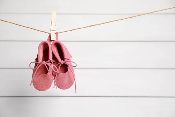 Zapatos Bebé Rosa Secándose Línea Lavado Contra Pared Blanca Espacio —  Fotos de Stock