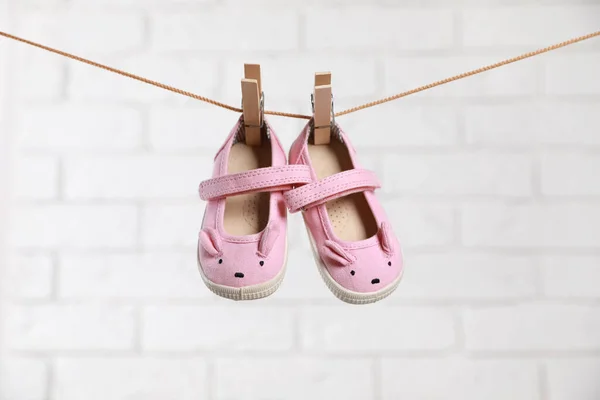 Lindo Rosa Bebé Zapatos Secado Línea Lavado Contra Pared Ladrillo —  Fotos de Stock