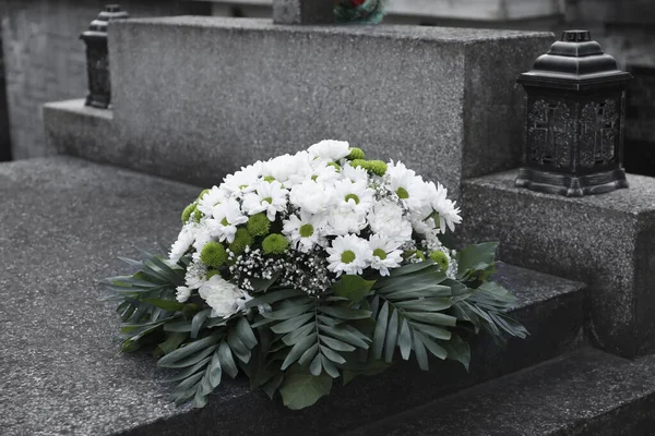 Похоронний Вінок Квітів Гранітному Надгробку Відкритому Повітрі — стокове фото