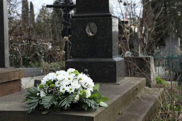 Begravningskrans Blommor Gravsten Kyrkogården — Stockfoto