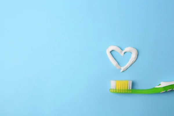 Herz Mit Zahnpasta Und Bürste Auf Hellblauem Hintergrund Ansicht Von — Stockfoto