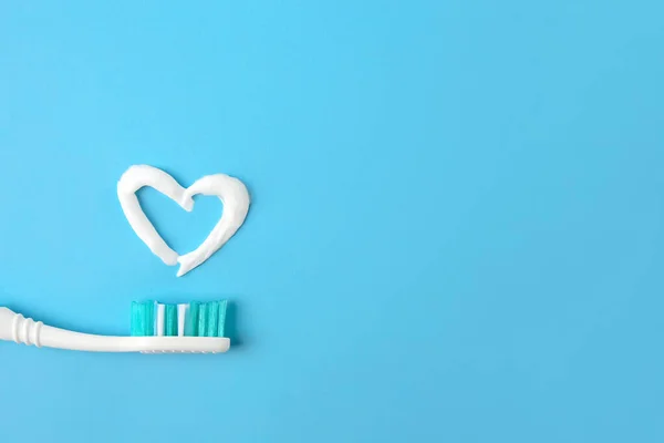 Coração Feito Com Pasta Dentes Escova Fundo Azul Claro Vista — Fotografia de Stock