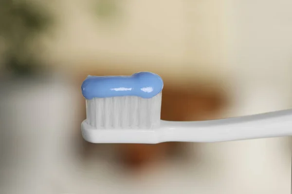 Brosse Dents Plastique Avec Pâte Sur Fond Flou Gros Plan — Photo
