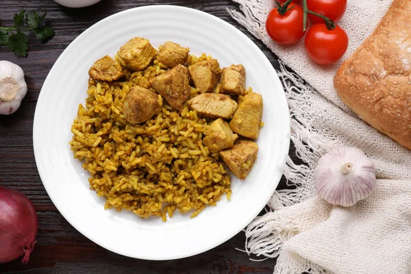 Köstlicher Reis Mit Huhn Auf Holztisch Serviert Flach Gelegt — Stockfoto