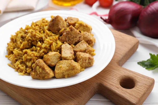 Teller Mit Köstlichem Reis Mit Huhn Auf Weißem Tisch Nahaufnahme — Stockfoto