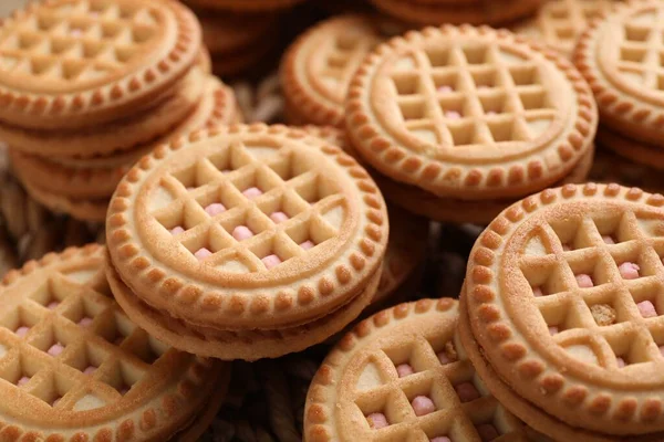 Tasty Sandwich Cookies Cream Wicker Mat Closeup — Stock Photo, Image