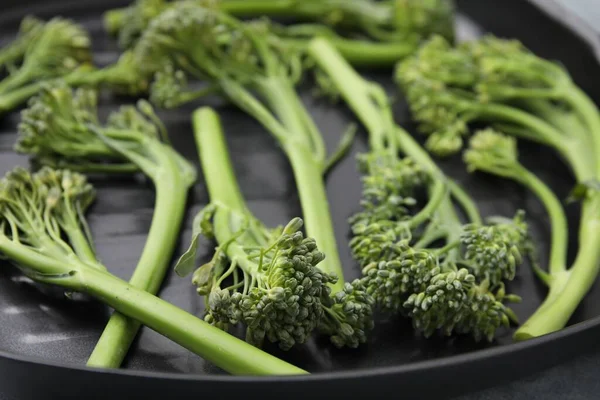 Broccolini Crudo Fresco Sartén Primer Plano Alimento Saludable — Foto de Stock