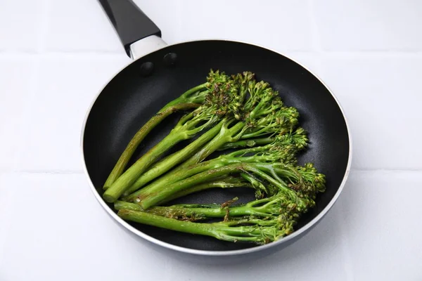 Penggorengan Panci Dengan Brokolini Dimasak Lezat Atas Meja Putih — Stok Foto