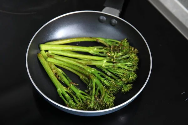 Frying Pan Tasty Cooked Broccolini Cooktop Closeup — Stock Photo, Image