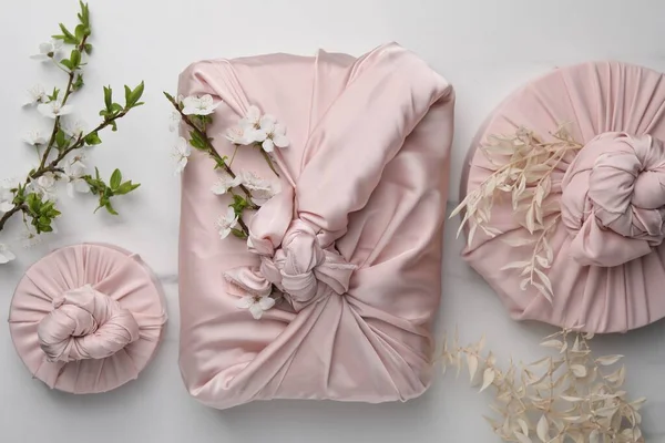 Técnica Furoshiki Presentes Embalados Tecido Rosa Com Belos Nós Mesa — Fotografia de Stock