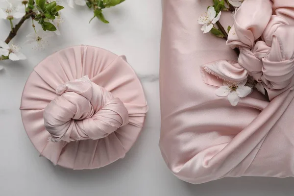 Técnica Furoshiki Presentes Embalados Tecido Rosa Belas Flores Mesa Mármore — Fotografia de Stock