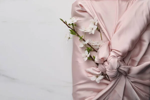 Técnica Furoshiki Presente Embalado Tecido Rosa Belas Flores Mesa Mármore — Fotografia de Stock