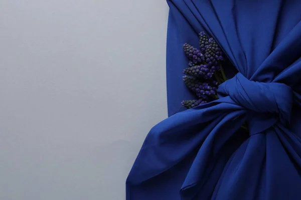 Technique Furoshiki Cadeau Emballé Tissu Soie Bleue Fleurs Muscari Sur — Photo
