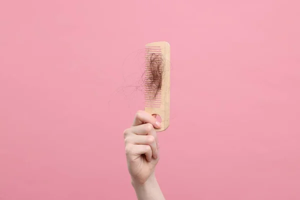 Γυναίκα Κρατώντας Χτένα Χαμένα Μαλλιά Ροζ Φόντο Closeup Αλωπεκία Πρόβλημα — Φωτογραφία Αρχείου