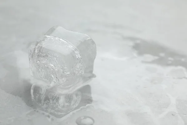 Один Прозорий Кубик Льоду Світло Сірому Столі Крупним Планом Простір — стокове фото