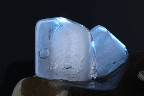 Křišťálově Čisté Kostky Ledu Kameni Tmavém Pozadí Detailní Záběr Efekt — Stock fotografie