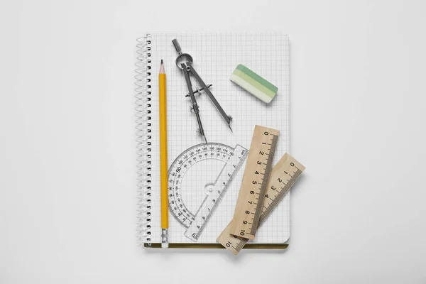 白色背景的牵引机尺 指南针 铅笔和笔记本 顶部视图 — 图库照片