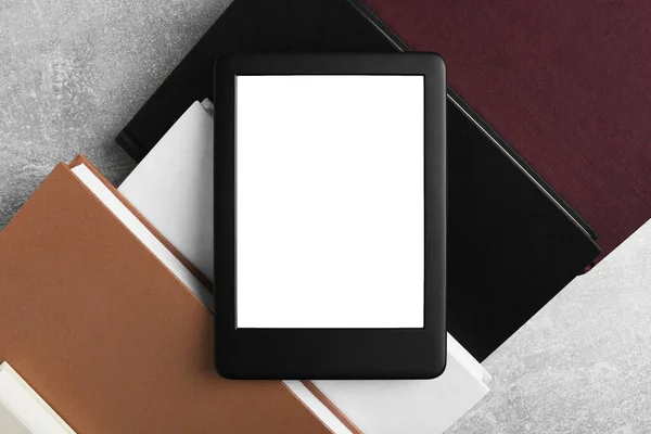 텍스처 테이블에 양장본 도서에 Portable Book Reader Flat Lay — 스톡 사진