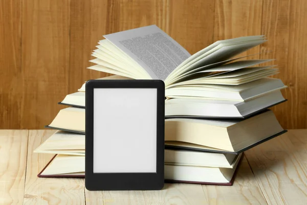 Lector Portátil Libros Electrónicos Libros Abiertos Tapa Dura Sobre Mesa —  Fotos de Stock