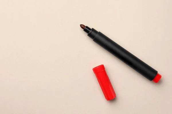 Heldere Rode Stift Beige Achtergrond Vlak Gelegd Ruimte Voor Tekst — Stockfoto