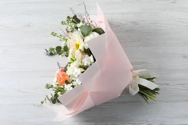 Μπουκέτο Όμορφα Λουλούδια Λευκό Ξύλινο Τραπέζι Πάνω Όψη — Φωτογραφία Αρχείου