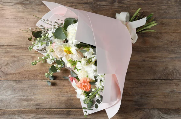 Bouquet Belles Fleurs Sur Table Bois Vue Dégagée — Photo