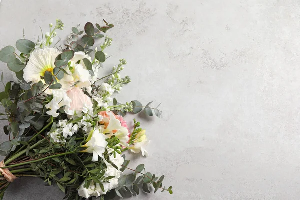 Blumenstrauß Auf Hellgrauem Tisch Draufsicht Raum Für Text — Stockfoto