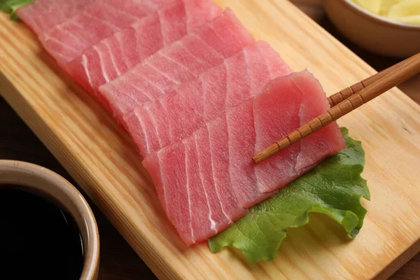 Tomando Sashimi Saboroso Pedaço Atum Cru Fresco Tábua Madeira Close — Fotografia de Stock