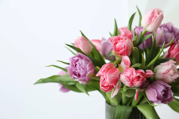 Belo Buquê Flores Tulipa Coloridas Contra Fundo Branco Close Espaço — Fotografia de Stock