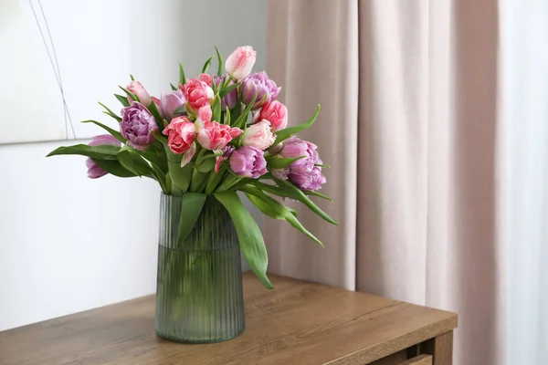 Buket Indah Bunga Tulip Berwarna Warni Meja Kayu Dalam Ruangan — Stok Foto