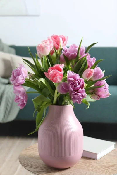 Beau Bouquet Fleurs Tulipes Colorées Sur Table Basse Dans Chambre — Photo