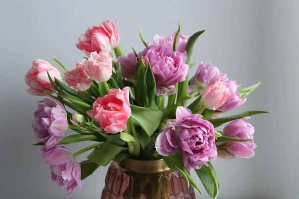 Hermoso Ramo Flores Tulipán Colores Cerca Pared Gris Claro Primer —  Fotos de Stock