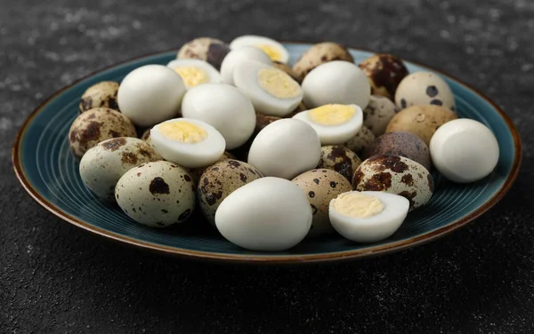 Huevos Codorniz Duros Pelados Sin Pelar Plato Sobre Mesa Negra — Foto de Stock