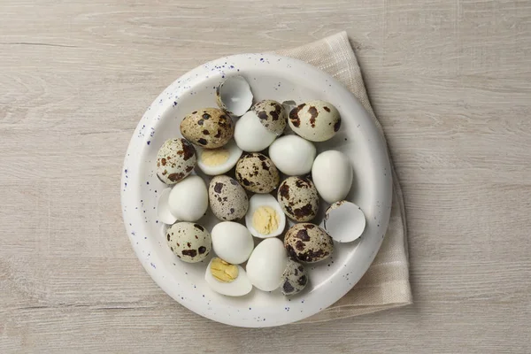 Huevos Codorniz Duros Sin Pelar Pelados Tazón Sobre Una Mesa — Foto de Stock