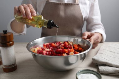 Kadın nefis sirke salatası hafif ahşap masada, yakın plan.