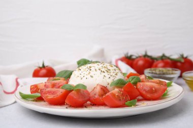 Mozarella, domates ve fesleğenli Caprese salatası.