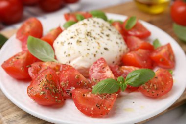 Nefis salata Caprese mozarella, domates ve fesleğen tahtada, yakın plan.