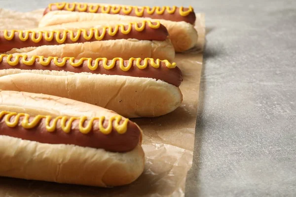 Čerstvé Lahodné Hot Dogy Hořčicí Světle Šedém Stole Detailní Záběr — Stock fotografie