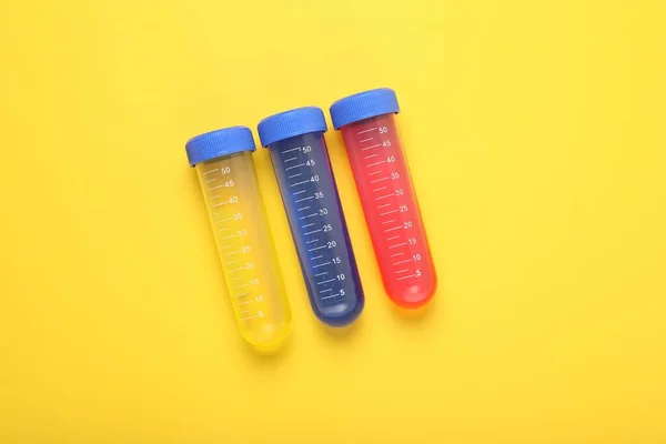Žlutém Pozadí Ležely Zkumavky Barevnými Kapalinami Dětské Chemické Experimenty Nastaveny — Stock fotografie