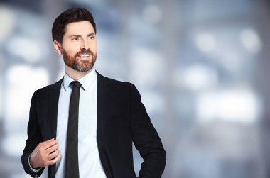 Ofiste yakışıklı bir emlakçı, mesaj için yer var.