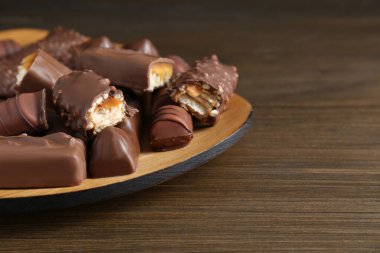 Tahta masada lezzetli çikolatalar, metin için yer var.